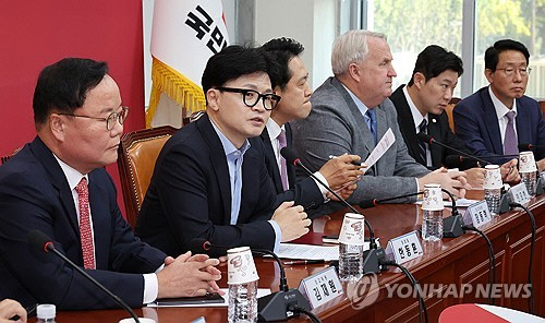 한동훈(왼쪽 두번째) 국민의힘 대표가 24일 오전 국회에서 열린 최고위원회의에서 발언하고 있다.   [연합뉴스]